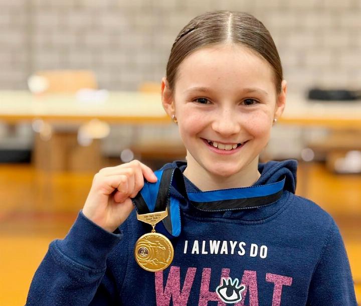 Nayla Wirth freut sich über die Goldmedaille. Foto: zVg