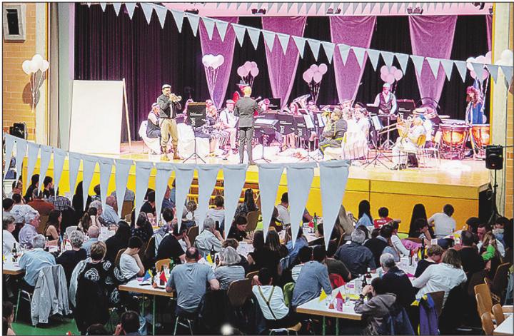 In der Mehrzweckhalle von Birmenstorf wird die Spielgemeinschaft wieder für Stimmung sorgen. Das Bild stammt vom Konzert im letzten Jahr. Foto: zVg