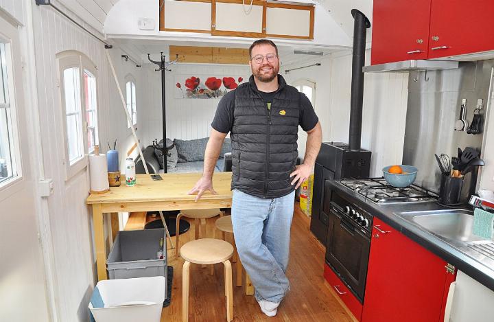 Florian Tinner jongliert beim Zircus Monti in Wohlen als Buchhalter mit den Zahlen. Von einem Leben im Zirkuswagen träumte der gebürtige Bündner bereits als Kind. Nun erfüllt er sich diesen Traum mit eigenem Wagen. Fotos: ml