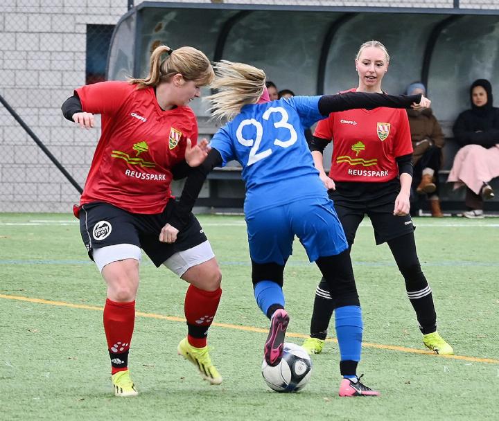 Das Derby von Niederwil (l. und r.) gegen Fislisbach (m.) ging 0:1 aus. Foto: sl