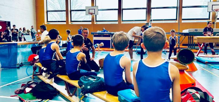 Die jungen Turner sind zu Hause in Oberrohrdorf bereit für ihren Einsatz am Kunstturner-Testtag. Foto: zVg