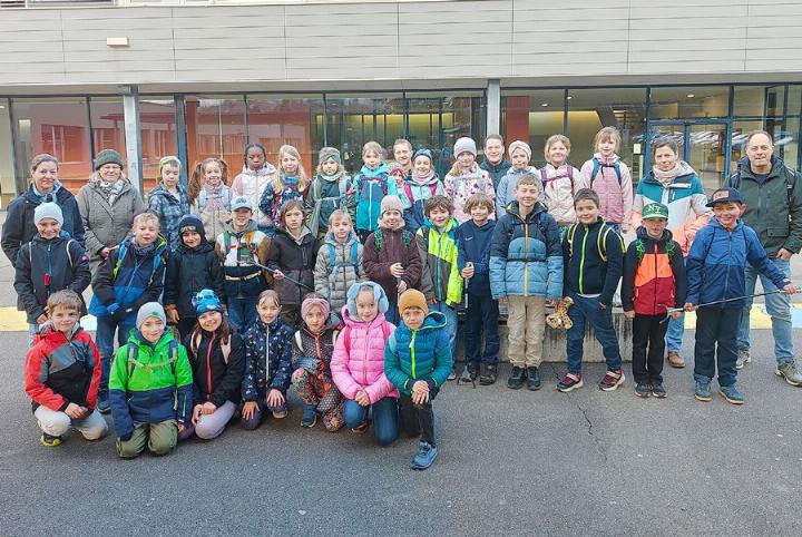 Die Schulkinder und die Kommission lasen Abfall in der Natur auf. Foto: zVg