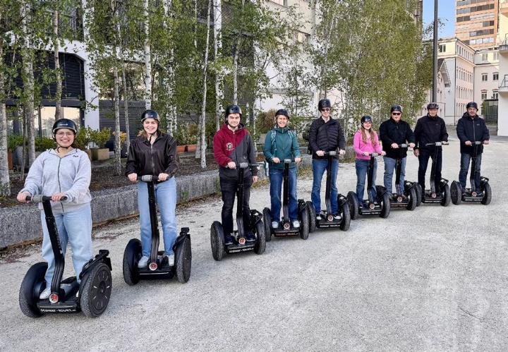 Die Jungbürger und -bürgerinnen mit dem Gemeinderat auf der Segway-Tour durch die Stadt Baden. Foto: zVg