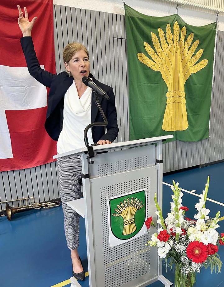 An der Bundesfeier in Birmenstorf betont SP-Nationalrätin Simona Brizzi, wie wichtig der Zusammenhalt für die Willensnation Schweiz ist. Foto: hhs