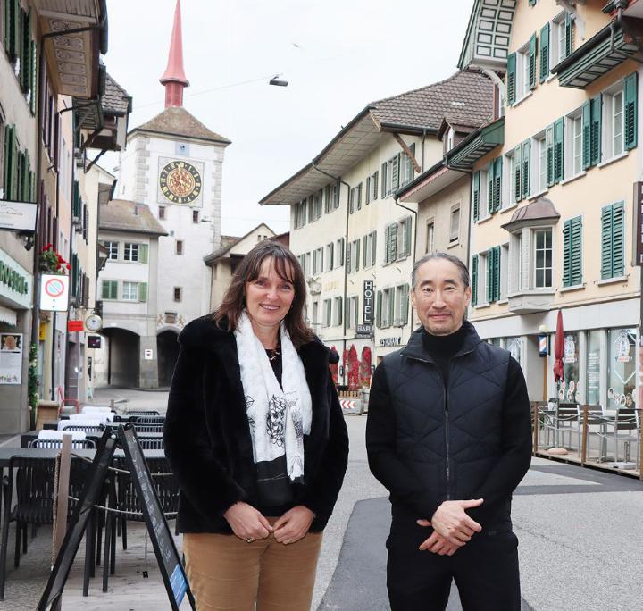 Stadtpräsidentin Györgyi Schaeffer und Marcus Hsu, Leiter Bau und Planung, stehen in der Hauptgasse. Diese wird bald saniert und aufgewertet. Foto: dg