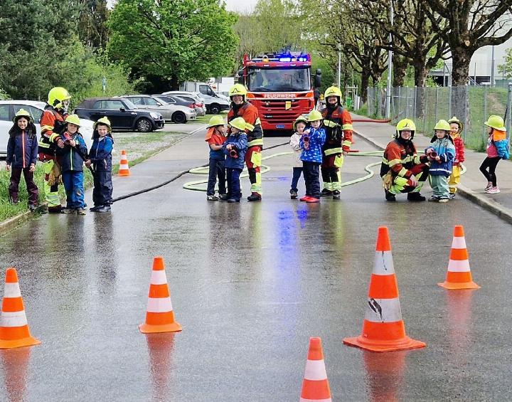 Bei der Feuerwehr Regio Mellingen versuchten sich die Kinder als Feuerwehrleute.  Fotos: zVg