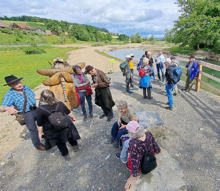 Die Exkursion führte in die Reuss-Aue bei Sins. Auf dem Fotos die Teilnehmerinnen und Teilnehmer. Foto: mbe