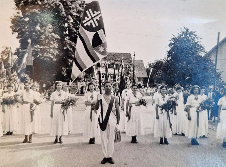 Turnerinnen und Turner des SV Fislisbach bei einer Fahnenweihe in den frühen 1940er-Jahren. Foto: zVg
