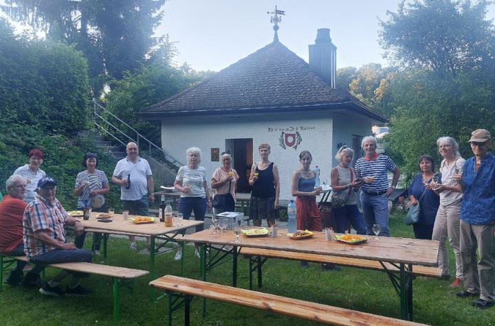 Die Exkursions-Teilnehmenden am Apéro beim Fischerhüsli. Foto: zVg