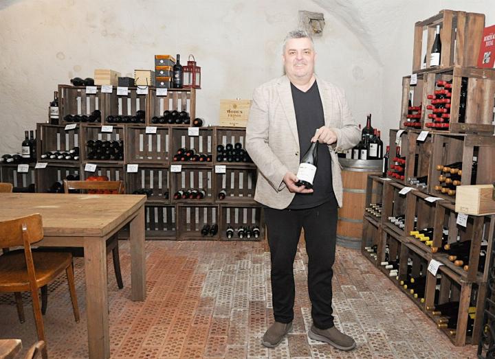 Löwen-Pächter Martin Sintzel im historischen Weinkeller. Hier gibt es im April eine Wein-Degustation. Foto: ml
