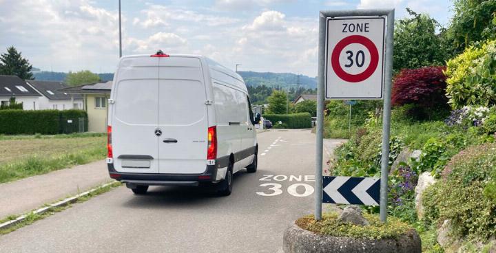 Bisher gibt es nur eine Tempo-30-Zone im Hüslerquartier in Busslingen. Bis Ende Jahr soll Tempo 30 alle Dorfteile Remetschwils sicher machen. Foto: mbe