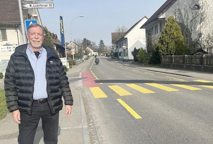 «Man will diese Kosten nicht», sagt Ammann Peter Wiederkehr an der Hauptstrasse in Mägenwil. Foto: hhs