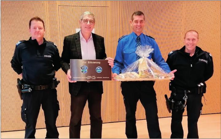 Roger Lenherr (l.), 2. Stellvertreter des Kommandanten Daniel Schreiber (3. v. l.) ist per 1. Januar 2026 zum Repol-Chef ad interim befördert worden. Er arbeitet seit 2011 bei der Repol. Das Bild entstand 2022 anlässlich der Beförderung Lenherrs und Daniel Bodenmanns (r.) und der Verabschiedung von alt Gemeindeammann Gregor Naef. Foto: zVg