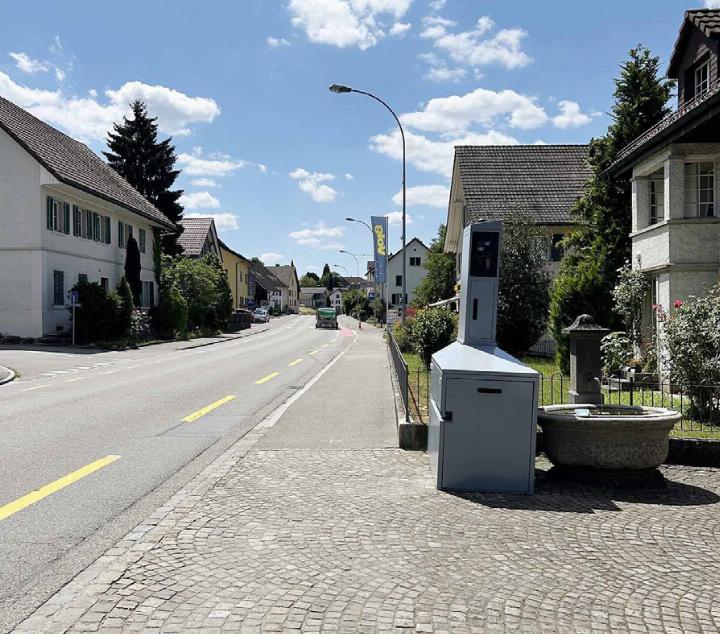 Hier wurde der Raser geblitzt. Der Töfffahrer fuhr am Dienstagnachmittag mit 105 km/h durchs Dorf. Der Führerschein wurde ihm entzogen. Foto: zVg