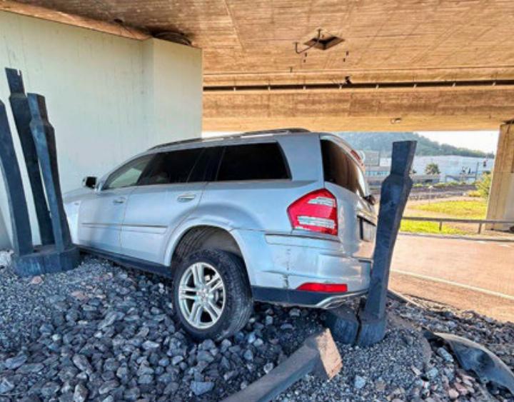 Das Auto am Unfallort. Foto: Kapo