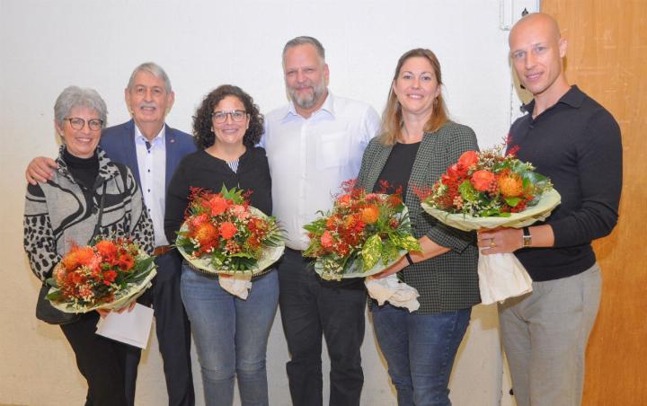 An der Gmeind wurden neben zahlreichen Kommissionsmitgliedern auch Gemeindeammann Peter Huber (links mit Gattin Ruth) sowie Gemeinderat Andreas Sommer (Mitte mit Ehefrau Maria) feierlich verabschiedet. Die frei werdenden Sitze im Gremium übernehmen ab der neuen Legislaturperiode Diego Sandmeier und Nicole Kaspar (v. r.). Foto: ml