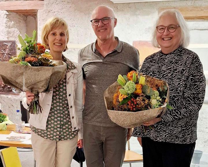 Judith Etter (l.) und Rosmarie Buser (r.) treten aus dem Vorstand der Genossenschaft Bibliothek zurück. Ihr Engagement wird von Präsident Hans Peter Farner gewürdigt und verdankt. Foto: zVg