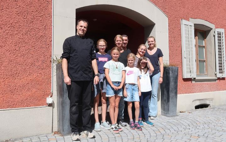 Sie waren am Freitag im Gasthaus am Wirken: Der Küchenchef Michael Zschoppe (l.), Martina Gugolz mit ihren Töchtern und einer Tochter von «Nello» Bove, die Putzequipe Paschke und Oliver Dedaj sowie Alina D’Alessio (r.).