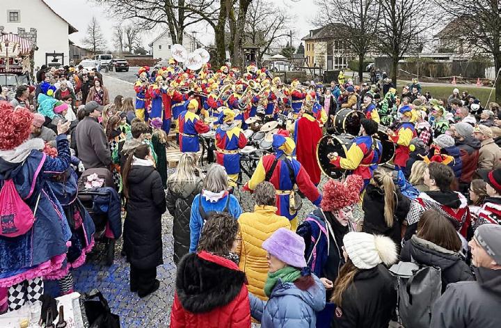 Die Bänkli-Clique heizte unter anderem mit «Jung verdammt» oder «The Offspring» auf dem Meierplatz den Fasnächtlern gehörig ein. Fotos: dg