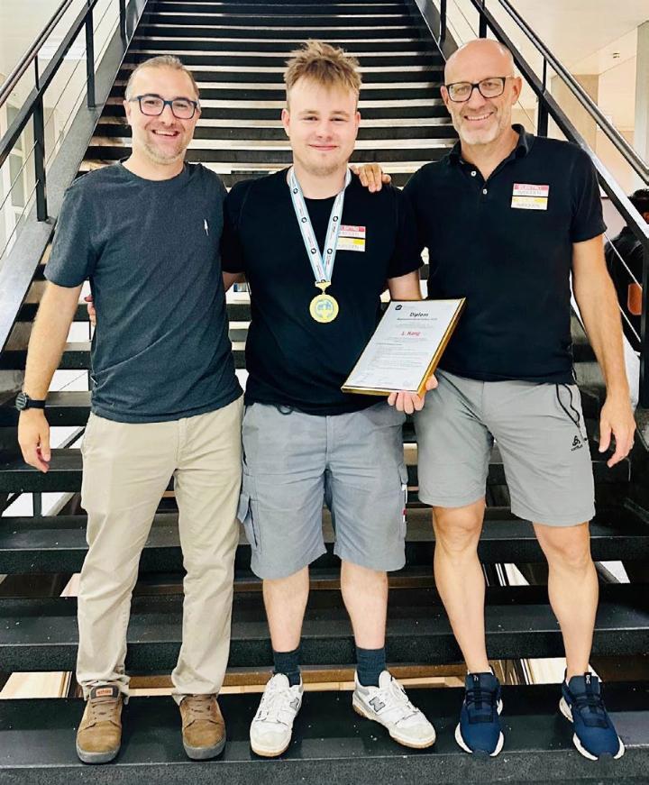 Nico Bernasconi gewann im August die Regionalmeisterschaft in Aarau und qualifizierte sich für die Swiss Skills, links sein ehemaliger Lehrlings- Betreuer Tobias Stieger und rechts der Geschäftsführer Urs Imboden. Fotos: zVg