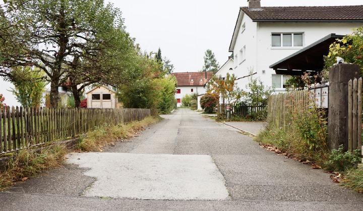 Die bestehende Strassenoberfläche gleicht einem Flickenteppich. Durch die Werkleitungssanierung wird daher auch der Belag komplett ersetzt. Bei der Sanierung ist keine Grenzbereinigung vorgesehen. Foto: dg
