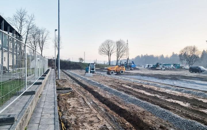 Die Baustelle für den Kunstrasenplatz auf der Sportanlage Esp. Foto: zVg