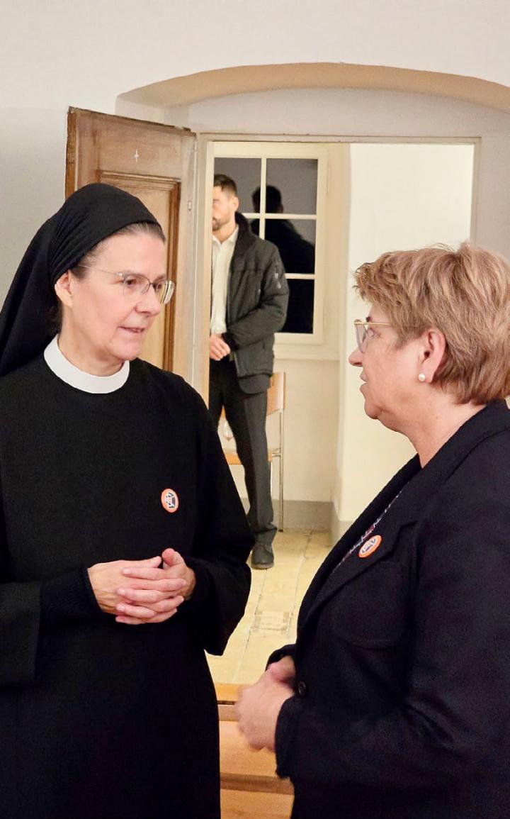 Irene Gassmann (l.), Priorin des Klosters Fahr in Würenlos, wurde letztes Jahr mit dem AKF-Frauenpreis geehrt. Sie bezieht Stellung zur Rolle der Frau in der katholischen Kirche, in spiritueller und auch in kirchenpolitischer Hinsicht. Das Bild zeigt die Priorin im Gespräch mit dem Ehrengast der letzten Preisverleihung, der damaligen Bundespräsidentin Viola Amherd. Foto: zVg