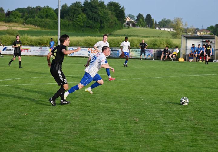 Othmarsingens Hajrullah Murati (im Sprint) krönte seine Saison mit zwei weiteren Treffern, den Nummern 16 und 17. Foto: sl