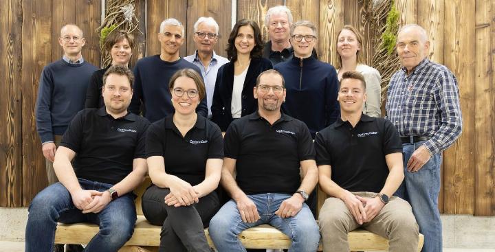 Die Gründungsmitglieder der Genossenschaft Optimasolar Aargau: Stefan Zantop, Judith Füglistaller, Gian von Planta, Othmar Geisser, Gabriela Suter, Andreas Turner, Jonas Fricker, Mirjam Kosch, Paul Müri (Hintere Reihe v. l.). Vordere Reihe: Bruno Sigel, Elisabeth Stettler, Alex Füglistaller und Fabian Schatzmann (v. l.). Foto: zVg