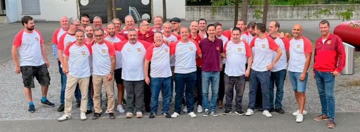 Aktive und ehemalige Vereinsmitglieder bei der Bezirksschule, wo das Fest stattfand und der Club spielt. Foto: zVg
