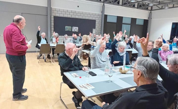 Tagespräsident Albert Wickart (links) führte die Wahlen durch. Heidi Reitmair und Regina Schnelli wurden neu in den Vorstand gewählt. Fotos: zVg