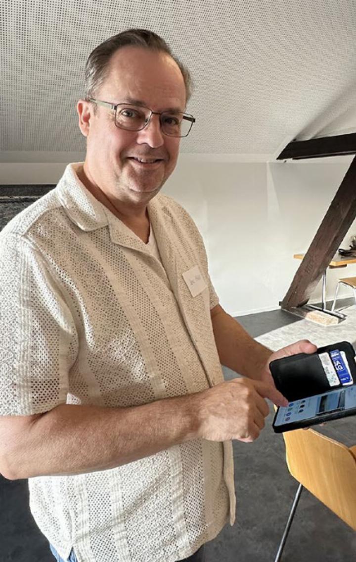 Die Delegierten sagten Ja zum Beitritt von Künten zu Wasser 2035. Jens Malek überbrachte dem Künter Gemeinderat die freudige Nachricht im Gemeinderat-Chat. Foto: dg