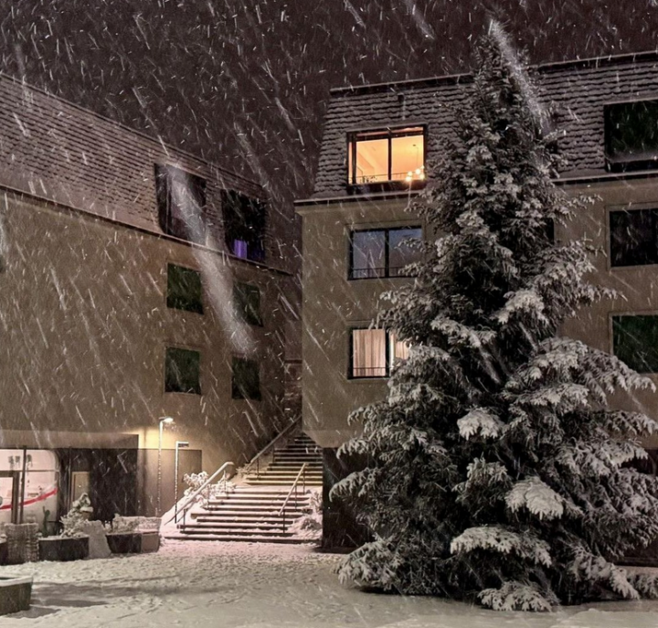 Der erste Post der Gemeinde Stetten auf Instagram zeigt die Häuser am Dorfplatz im Schnee und die Weihnachtstanne. Foto: Screenshot