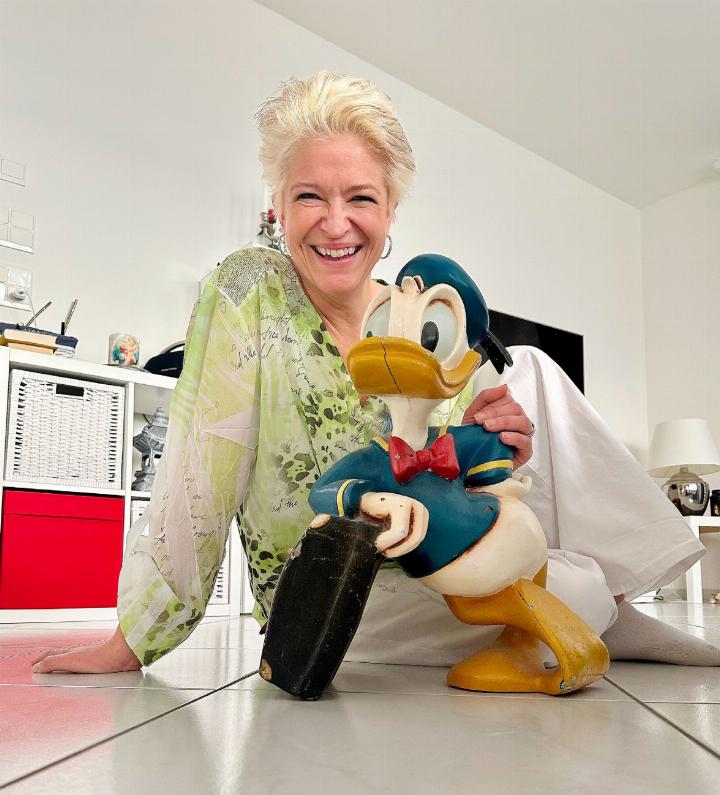 Die Trägerin des «Prix Walo» 2011, Monique Kistler-Hürner, mit ihrem Glücksbringer Donald Duck. Er erinnert sie an ihren Vater. Foto: jl