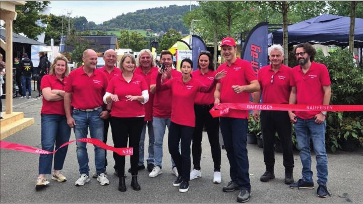OK-Präsidentin Janine Hofer-Wittwer (Mitte) durchschnitt zur Eröffnung der Mega 25 zusammen mit dem OK-Team symbolisch das Band.