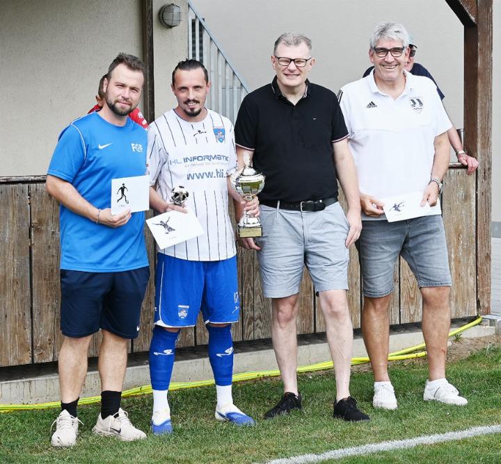 Von links nach rechts: Silvan Kara, Trainer des FC Fislisbach, Hajrullah Murati, Hypi-Topskorer, Andreas Moser von der Hypothekarbank Lenzburg, und Roland Hubschmid, Juniorenobmann beim FC Niederwil.