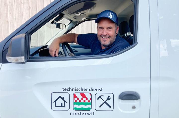 Erich Wettstein, Leiter Technische Dienste, kann dank Chipleser vermisste Tiere identifizieren und die Besitzer informieren. Foto: ml