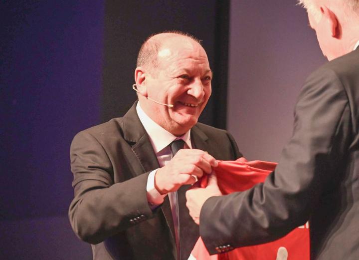 Verbandspräsident Luigi Ponte übergibt an der AFV-Gala Regierungsrat Alex Hürzeler zum Abschied ein Fussball-Trikot. Foto: sl