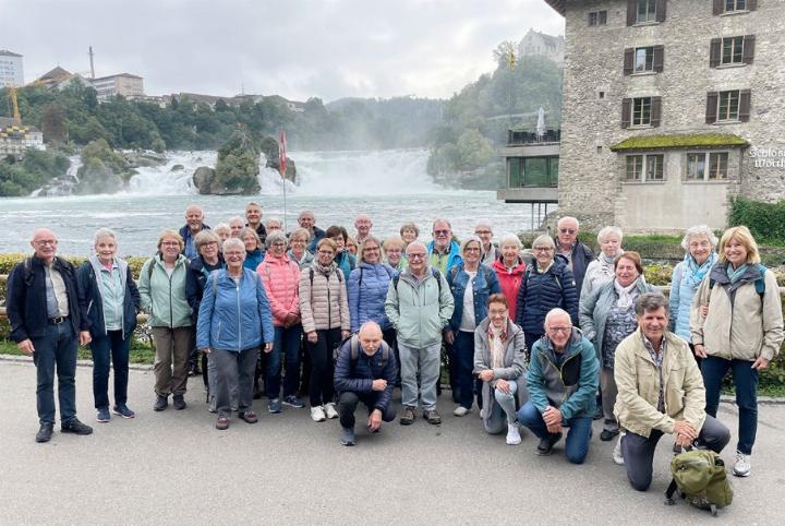 Die Seniorenwandergruppe Mellingen auf ihrem Ausflug am Rheinfall. Die eine Gruppe wanderte danach, die andere besichtigte Schaffhausen. Foto: zVg
