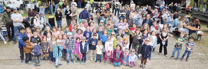 Auch in diesem Jahr kamen zahlreiche Kinder mit ihren Familien zum traditionellen Ostereiersuchen im Steinbruch Mägenwil. Bevor es losging, versammelten sie sich für ein Gruppenfoto. Kurz danach gab es jedoch kein Halten mehr und alle stürmten mit ihren Körbchen in den Wald, um die Nestli zu suchen, die der Osterhase auf dem Gelände versteckt hatte. Fotos: ml