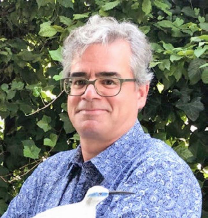 Urs Heinz Aerni, aufgewachsen in Fislisbach, ist Journalist, Literatur- agent und Kulturvermittler. Oft ist er in der Natur – auch im Reusstal – anzu- treffen, wenn er als Feldornithologe für Vereine, Firmen und andere Gruppen mit allerhand Geschichten aus der Vogelwelt unterwegs ist.