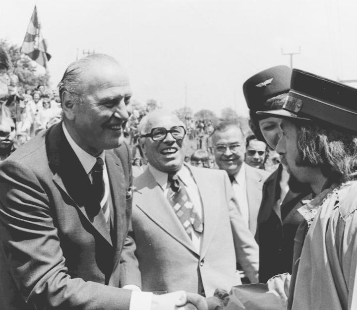 Bundesrat Willi Ritschard (l.) begrüsst den als «Bähnler» verkleideten Robert Höhener. In der Mitte mit Brille der damalige Stadtammann von Mellingen Ernst Busslinger. Fotos: Reussbote/Fotoarchiv Mellingen