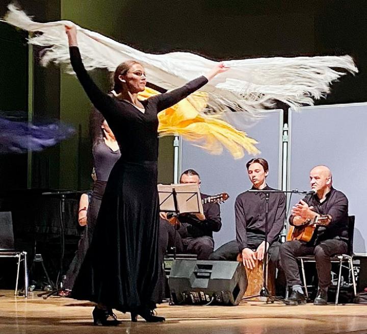 Christina Spaar beim Tanz, hinter ihr Solistin und Musiker.