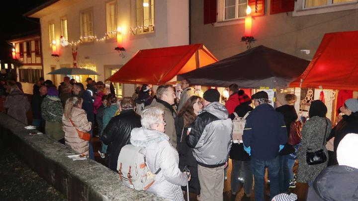 Eine lange Schlange bildete sich vor dem Ess-Stand an der Kleinen Kirchgasse, wo Küchenchef René Hauri vom Alterszentrum mit Kollegen die Militär-Chässchnitte aus der Riesenpfanne anbot.