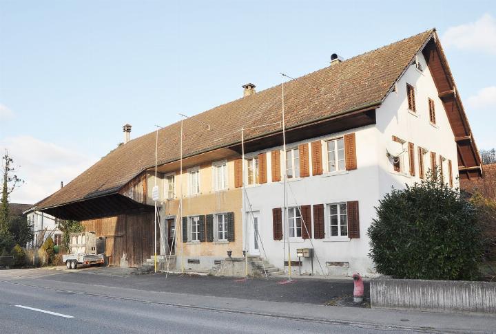 Bereits vor einem Jahr standen die Perimeter, jetzt wurde die Baubewilligung erteilt. Im Rahmen des Projekts soll das historische Bauernhaus entkernt und im Innern in vier Reihenhäuser aufgeteilt werden. Foto: Archiv/ml