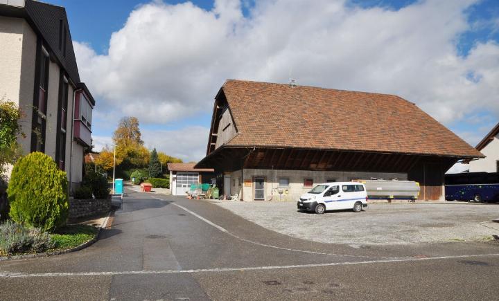 Das Gebiet für welches der «Gestaltungsplan Mitteldorfstrasse» erstellt wird, grenzt im Süden an die Dorfstrasse (vorn im Bild) und östlich an die Tanneraistrasse (links im Bild), von wo auch die Tiefgaragenzufahrt geplant ist. Laut Richtprojekt wird auch die alte Scheune im Vordergrund für die Überbauung abgerissen. Foto: ml