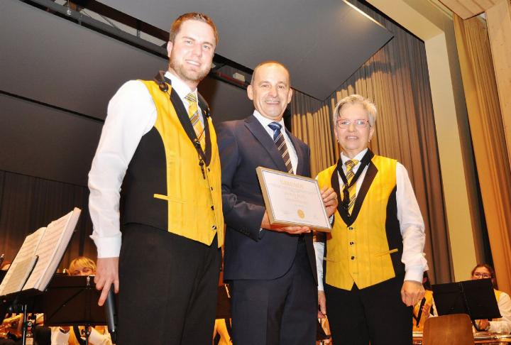 Dirigent Marcel Hunn (Mitte) wurde von Musikvereinspräsident Pascal Herzog (l.) und Ehrenpräsidentin Beatrice Annen zum Abschied gebührend gewürdigt. Der Verein ernannte ihn ausserdem zum Ehrendirigenten. Foto: ml