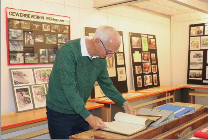 Bei der Jubiläumsausstellung gab es Fotos und Dokumente aus der Vereinsgeschichte zu entdecken. Thomas Blunschi aus Oberrohrdorf blättert interessiert in den Vereinsstatuten und Protokollen.