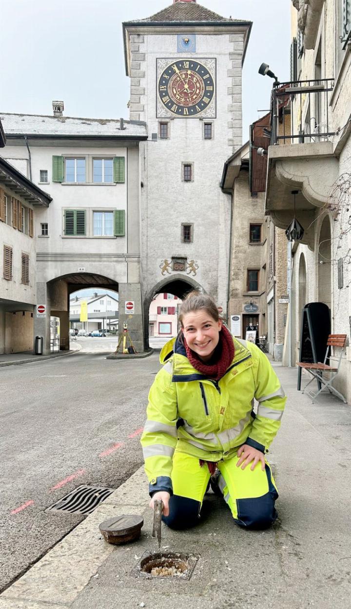 Jana Lingg von der Kantonsarchäologie löst in der Hauptgasse den Deckel eines Vermessungspunktes. Sollten in der Bauphase archäologische Funde zum Vorschein kommen, ist eine exakte Lokalisierung notwendig. Foto: hhs