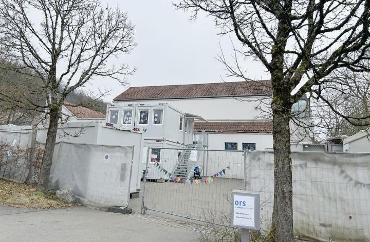 In der Zivilschutzanlage in Birmenstorf sind wieder junge Männer untergebracht. Der zweistöckige Schulcontainer vor der Anlage wird nicht mehr gebraucht. Foto: Archiv/hhs